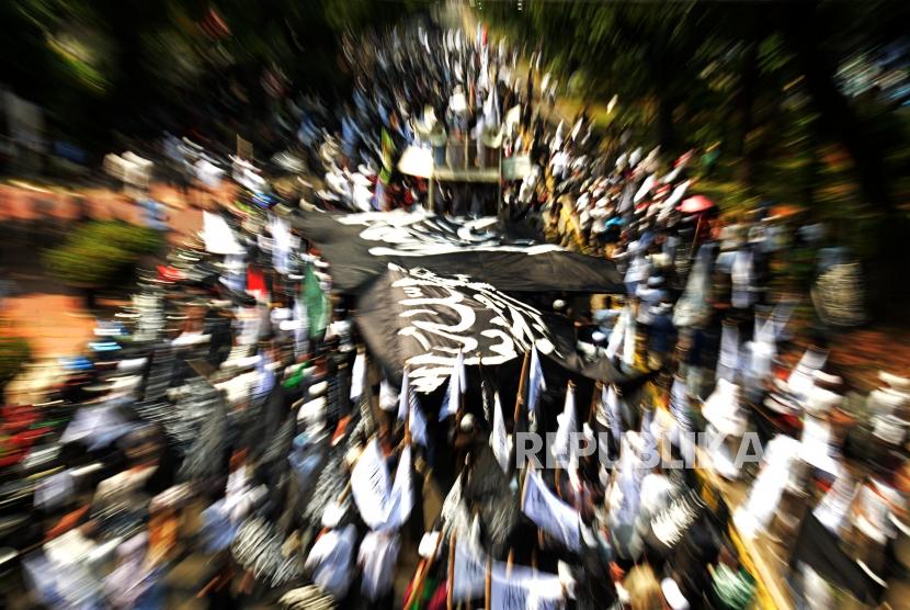 Muslims take to the street over tawheed flag burning incident. They convey their aspirations to the Coordinating Ministry for Political and Security Affairs, Jakarta, Friday (Oct 27).