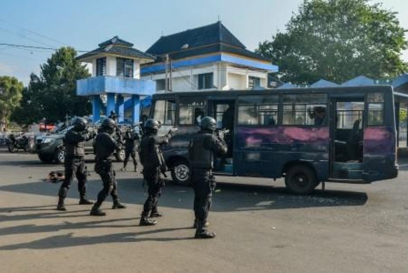  Detasemen Khusus (Densus) 88 Antiteror Mabes Polri menangkap sejumlah terduga teroris pada lokasi berbeda di Jakarta dan Bekasi, Senin (23/9). 