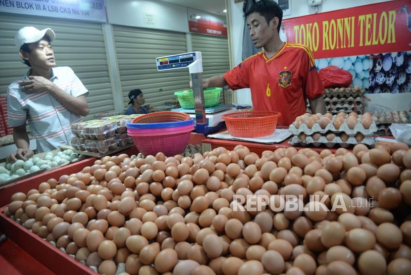 Harga Telur Ayam Naik Kembali. Pembeli memilih telur ayam negeri di pasar tradisional, Jakarta, Ahad (1/7).