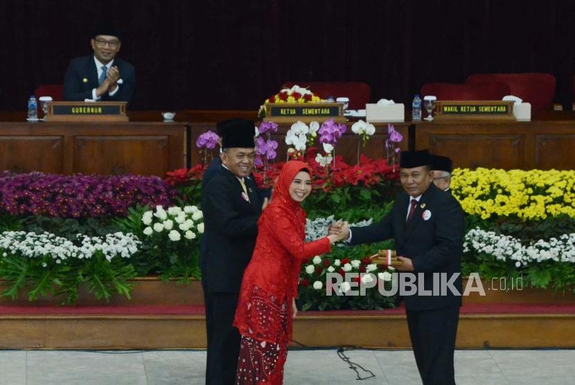Ketua DPRD Jawa Barat periode 2014-2019 Ineu Purwadewi Sundari (kiri) memberikan palu sidang kepada Ketua DPRD sementara Taufik Hidayat (kanan) saat pelantikan anggota DPRD Jawa Barat terpilih, di Gedung Merdeka, Kota Bandung, Senin (2/9).