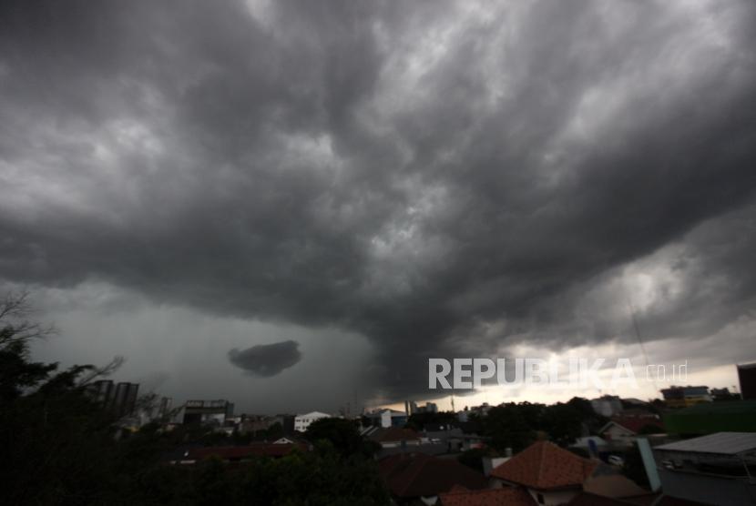 Awan hitam disertai hujan di Kawasan Jakarta, Selasa (12/12).