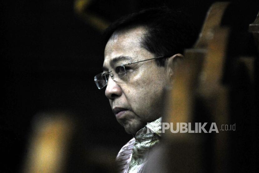 Terdakwa kasus korupsi pengadaan KTP elektronik Setya Novanto saat mengikuti sidang di Pengadilan Tipikor Jakarta, Senin (29/1).