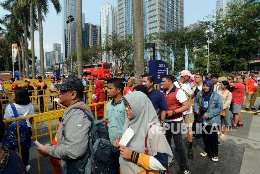 Sejumlah warga mengantre untuk pemeriksaan sebelum menonton upacara pembukaan Asian Games 2018 di kawasan Gelora Bung Karno, Jakarta, Sabtu (18/8).
