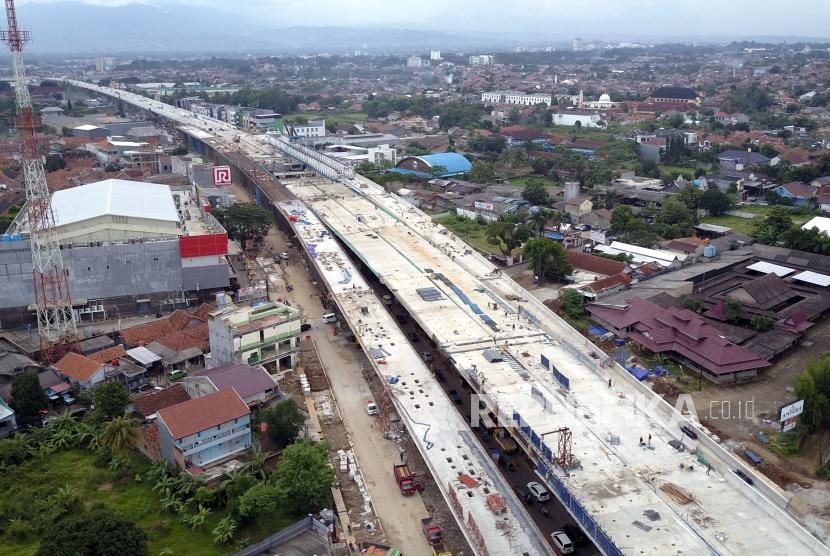 Foto udara pembangunan tol Bogor Outer Ring Road (BORR) Seksi IIB di Bogor, Jawa Barat, Selasa (20/2).