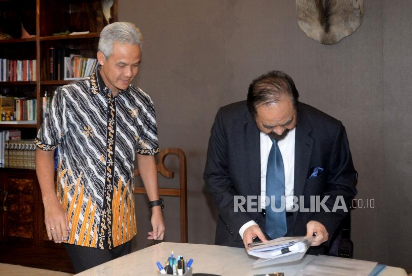 Gubernur Jawa Tengah Ganjar Pranowo saat melakukan pertemuan dengan Ketua Umum Partai Nasdem Surya Paloh di Kantor DPP Nasdem, Jakarta, Rabu (10/1).