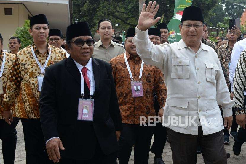 Ketua Umum Lembaga Dakwah Islam Indonesia (LDII) Abdullah Syam (kiri) Ketua Umum LDII Prof KH Abdullah Syam wafat di usia 72 tahun. 