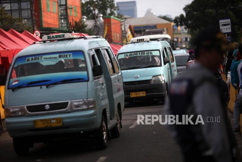 Sejumlah kendaraan angkutan kota (angkot) jurusan Tanah Abang melintas di Jalan Jatibaru, Tanah Abang, Jakarta, Ahad (4/2).