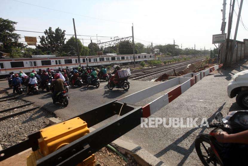 Sejumlah pengendara menerobos pintu perlintasan kereta di kawasan Cakung, Jakarta, Selasa (9/10).