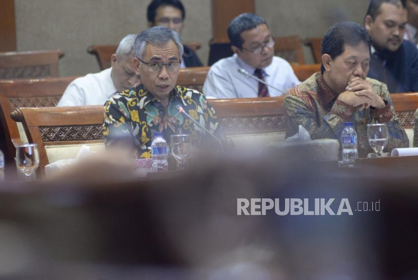 Ketua Dewan Komisioner OJK Wimboh Santoso mengikuti rapat kerja dengan Komis I di Kompleks Parlemen Senayan, Jakarta, Senin (11/4).