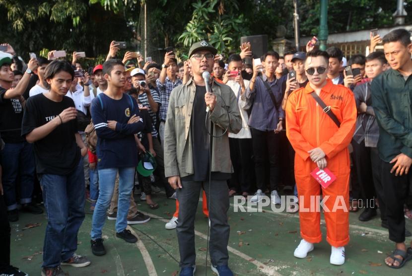 Ustadz Hanan Attaki menghadiri ngabuburide di Lapangan Blok S, Senopati, Jakarta. (Ilustrasi)