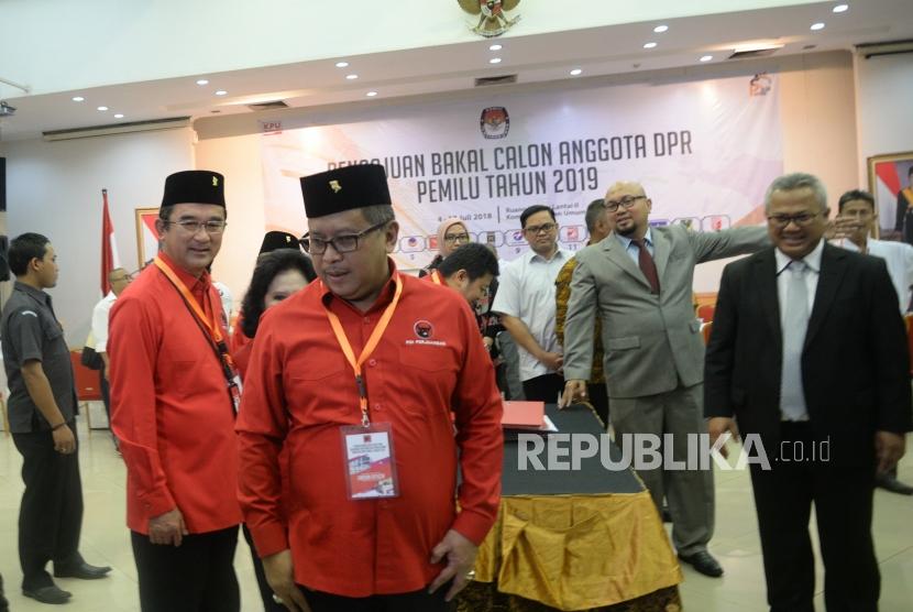 [Ilustrasi] Sekjen PDIP Hasto Kristiyanto usai menyerahkan berkas pendaftaran caleg di KPU, Jakarta, Selasa (17/7).