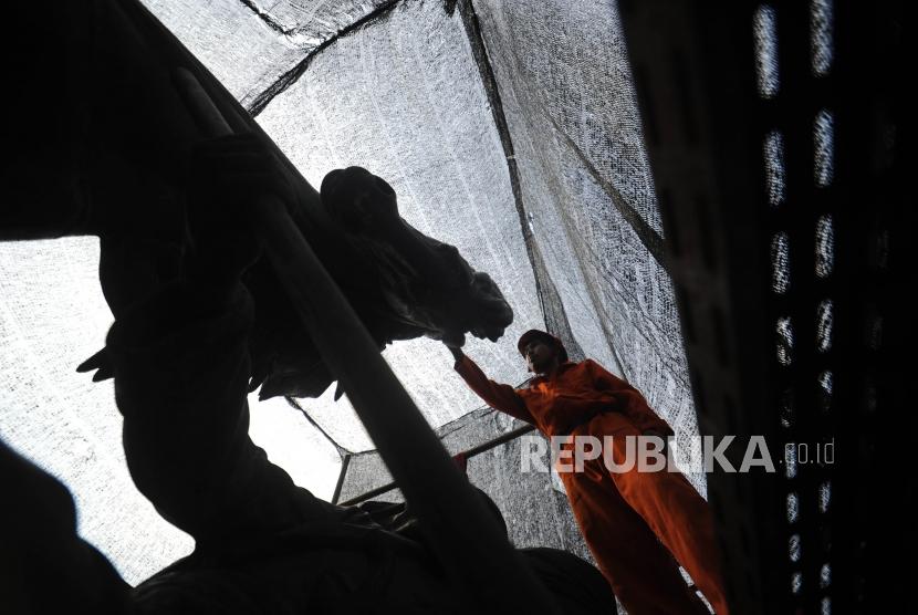 Perawatan. Pekerjan melakukan perawatan Patung Pahlawan Dipenegoro, di  Jalan Imam Bonojol, Jakarta Pusat, Ahad (12/11).