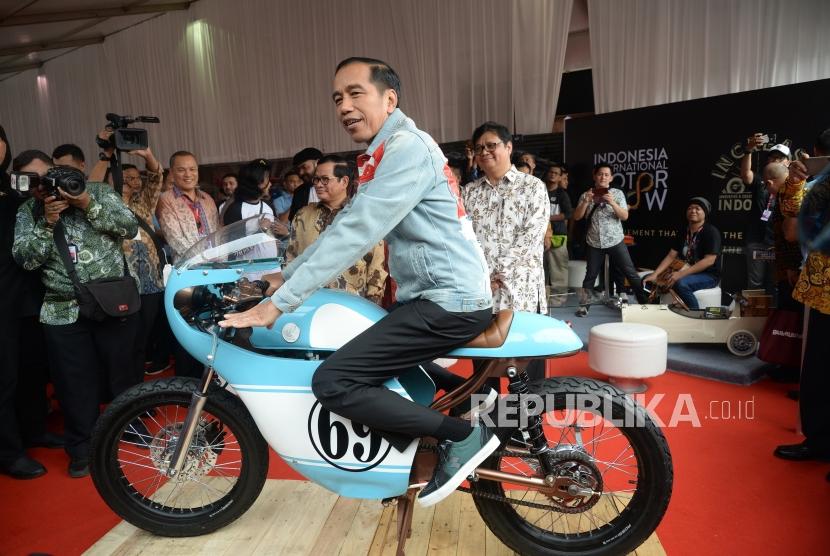 President Joko Widodo tries a modified bike during the opening of Indonesia International Motor Show (IIMS) 2018 at JI Expo, Jakarta, on Thursday (April 19).