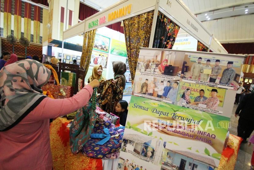 Pengunjung mengamati bermacam produk binaan Badan Amil Zakat Nasional (Baznas) dari berbagai daerah di Jawa barat pada Gebyar Festival Zakat Se-Jawa Barat, di Aula Pusdai, Kota Bandung, Rabu (25/4).