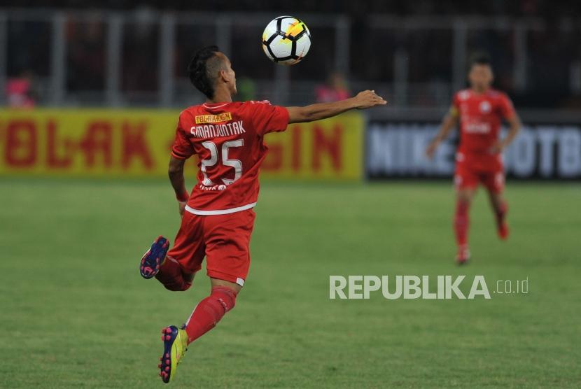 Gelandang Persija Jakarta Riko Simanjuntak melakukan kontrol bola saat pertandingan Liga 1 melawan Borneo FC di Stadion Gelora Bung Karno, Senayan, Jakarta, Sabtu (14/4).