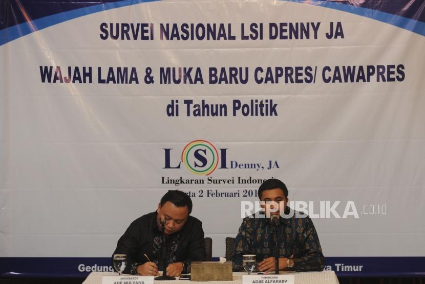  Peneliti LSI Adjie Alfaraby (Kanan) memberikan keterangan kepada media terkait hasil survei menjelang Pilpres 2019 di Graha Dua Rajawali, Jakarta, Jumat (2/2).