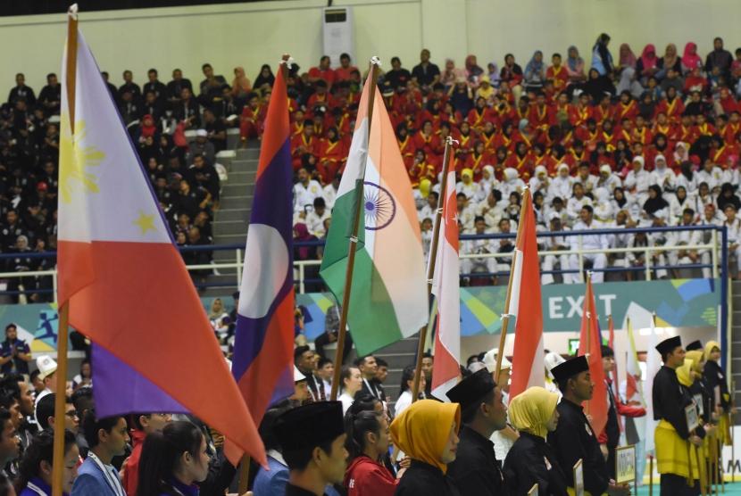 Atlet pencak silat dari sejumlah negara mengikuti upacara pembukaan pertandingan pencak silat Turnamen Invitasi Asian Games 2018 di Padepokan Pencak Silat TMII, Jakarta, Sabtu (10/2).