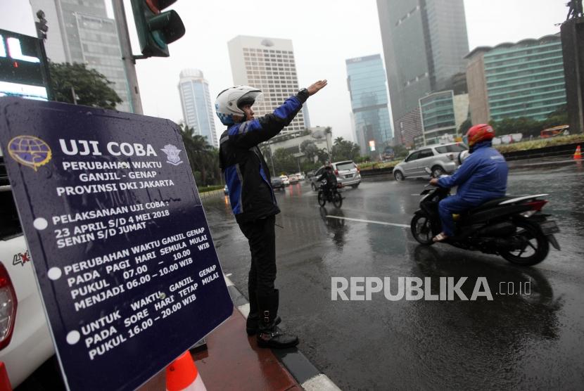 Petugas Dishub mengatur lalu lintas saat uji coba Sistem Ganjil Genap di Kawasan Bundaran Hotel Indonesia, Jakarta, Senin (23/4).