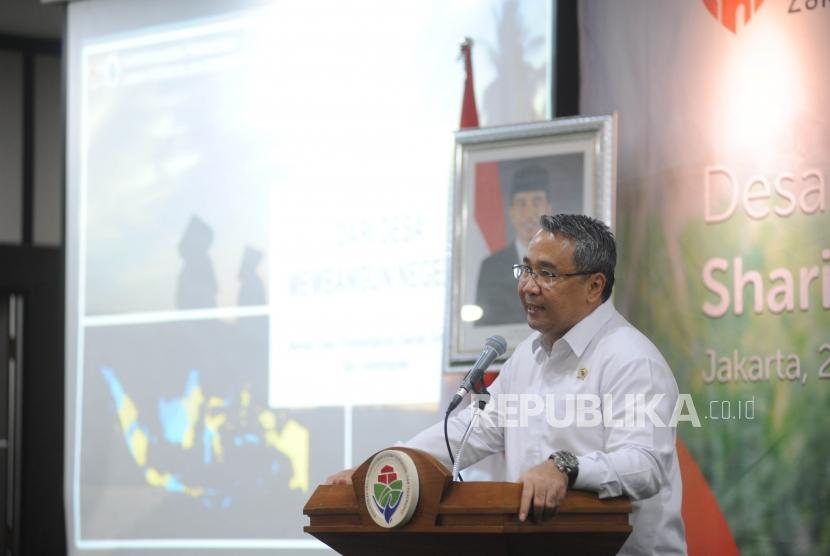 Menteri Desa, Pembangunan Daerah Tertinggal dan Transmigrasi  Eko Putro Sandjojo  memberikan sambutan dalam acara Desa Berdaya Sharing Session di Operational Room, Kementrian Desa Pembangunan Daerah Tertinggal, dan Transmigrasi, Jakarta, Rabu (28/2).