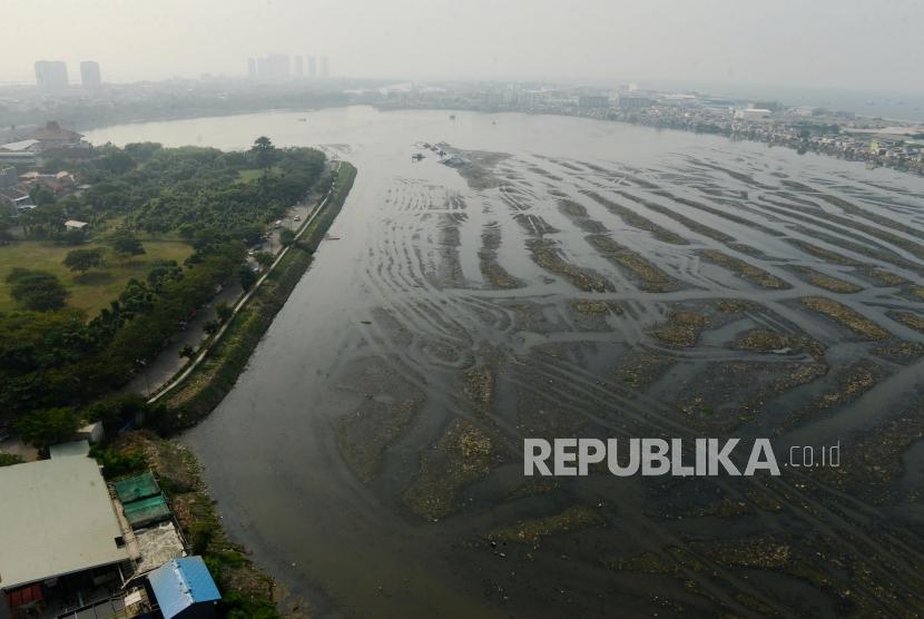 Suasana waduk saat airnya menyusut. (Ilustrasi)