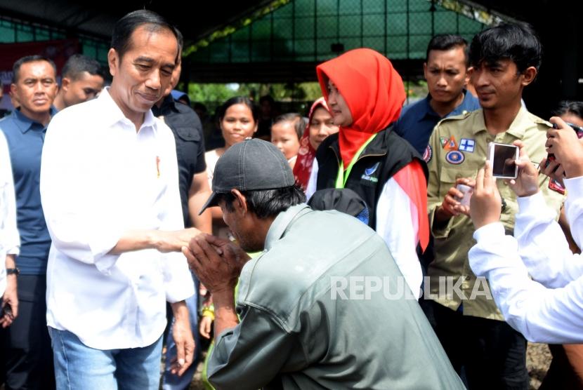 Presiden Joko Widodo menyalami para pengungsi korban bencana tsunami di Posko Pengungsi Labuan, Pandeglang, Banten, Senin (24/12).