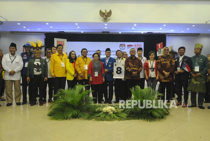 Ketua Komisi Pemilihan Umum (KPU) Arief Budiman foto bersama sejumlah tokoh partai politik saat acara Pengundian Nomor Urut Peserta Pemilu 2019 di Kantor KPU, Jakarta, Ahad (18/2).