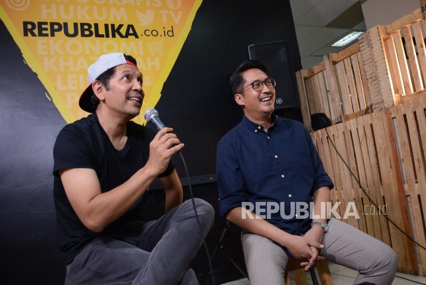 Musisi band Humania Eki Puradireja (kiri) dan Heru Singgih (kanan) berkunjung ke kantor Harian Umum Republika, Jalan Warung Buncit, Jakarta, Jumat (20/9/2019).