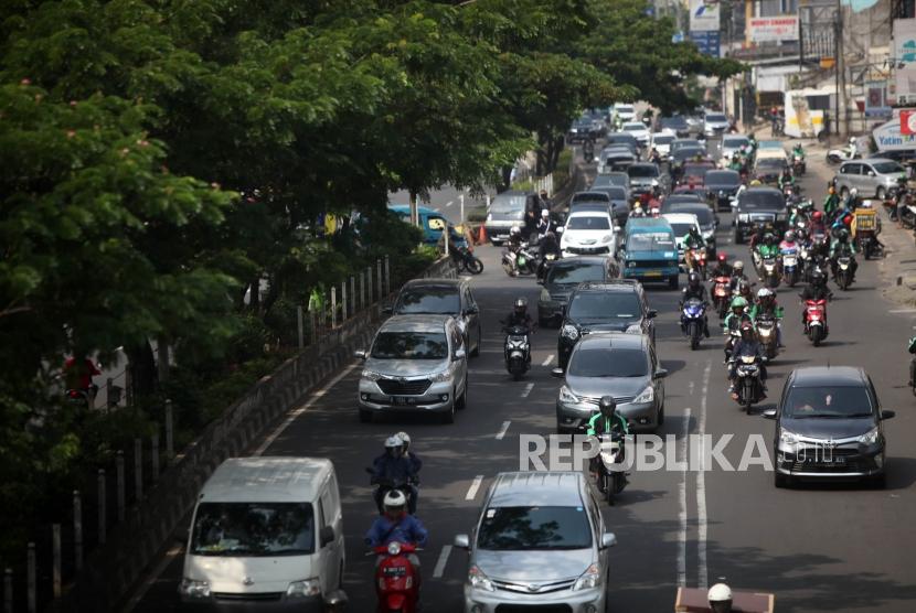 Sejumlah kendaraan melintas di Jalan Margonda Raya, Depok, Jawa Barat.