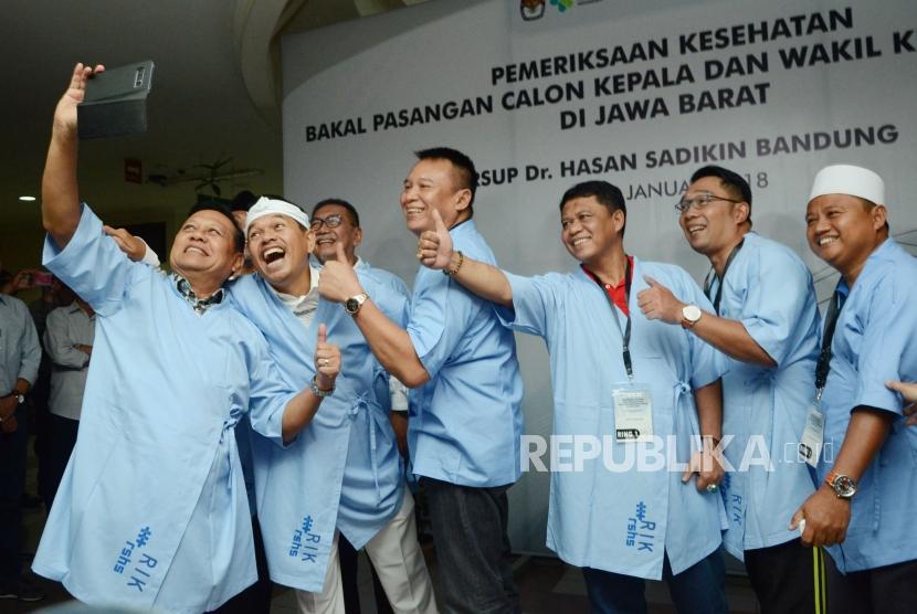 Empat pasangan Calon Gubernur dan Wakil Gubernur Jawa Barat berswafoto usai melakukan pemeriksaan kesehatan di RS Hasan Sadikin, Kota Bandung, Kamis (11/1).