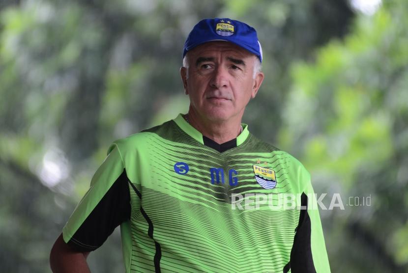 Pelatih Persib Roberto Carlos Mario Gomez memantau latihan fisik pemain Persib, di Lapangan Pajajaran, Kota Bandung, Senin (5/3).