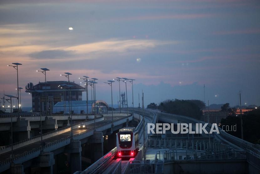 Skytrain yang melintas di terminal 3 Bandara Soekarno-Hatta, salah satu fasilitas layanan di Bandara Cengkareng