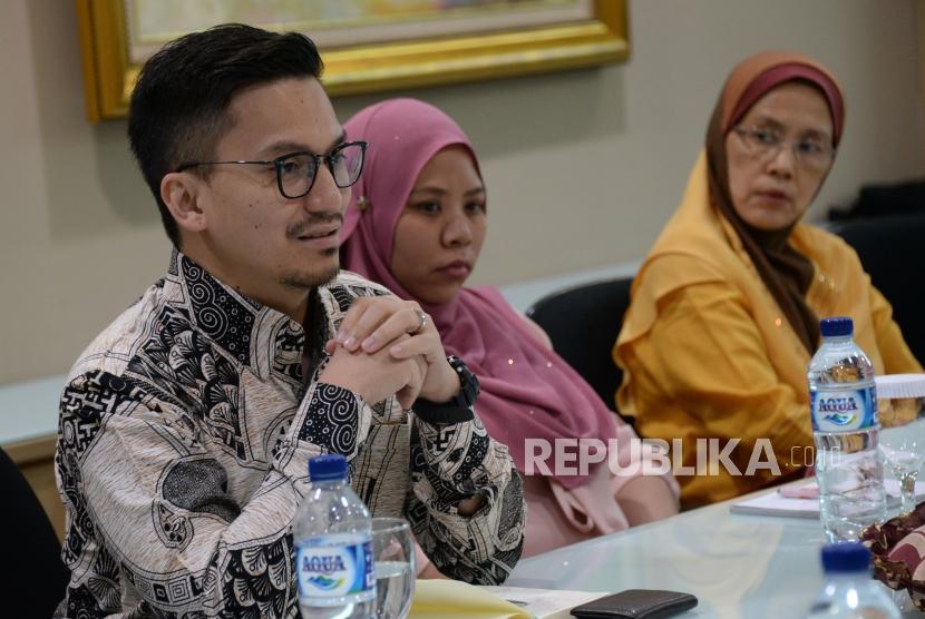 Sekretaris Pertama Kedutaan Besar Malaysia untuk Indonesia Abdilbar Rashid memberikan penjelasan saat berkunjung ke kantor Republika, Jakarta Selasa (4/12).