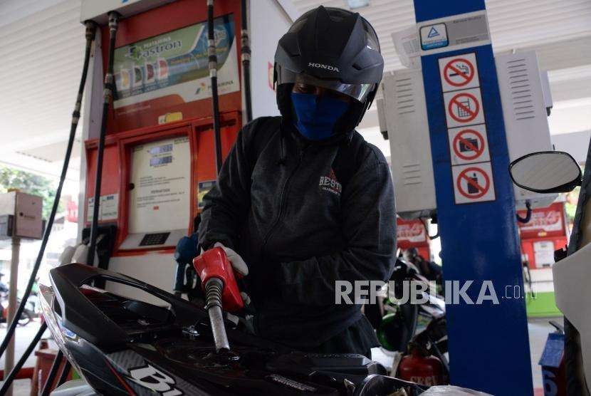 Konsumen mengisi BBM jenis Pertamax Turbo ke kendaraannya di SPBU Kuningn, Jakarta, Rabu (10/10).