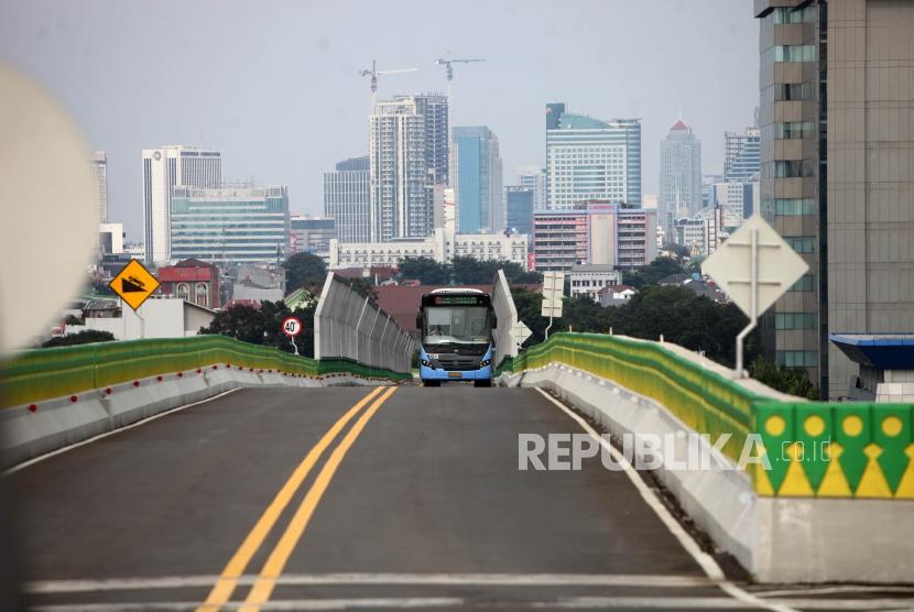 Bus Transjakarta Koridor 13 Tendean-Ciledug melintasi halte CSW di Jakarta Selatan, Selasa (17/4).