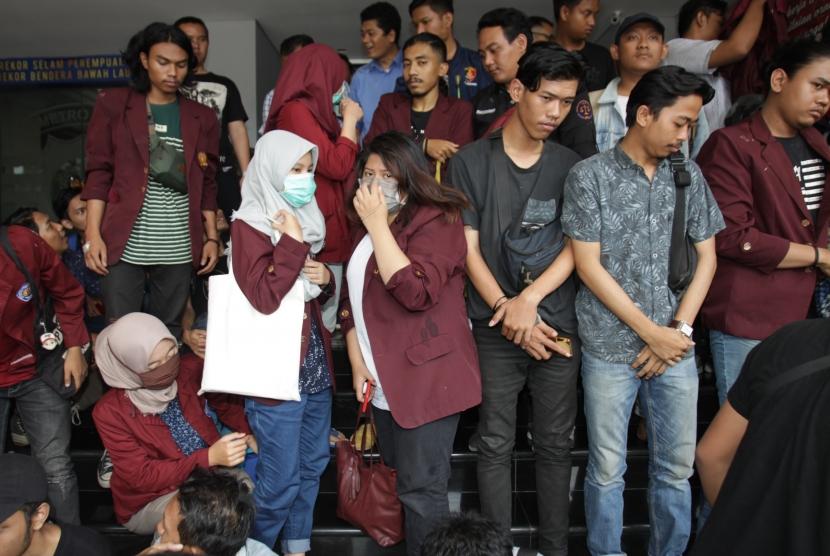 Sejumlah mahasiswa yang ditahan pascaaksi demontrasi DPR diperlihatkan kepada wartawan sebelum dibebaskan di Polda Metrojaya,Jakarta, Kamis (26/9/2019).