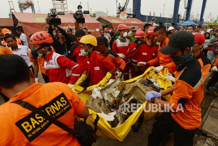 Sejumlah petugas gabungan saat membawa puing-puing pesawat Lion Air JT610 di Dermaga JICT 2, Pelabuhan Tanjung Priok, Jakarta, Selasa (30/10).