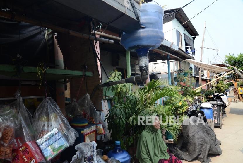 Suasana rumah warga yang memakai penampungan air hujan di Kampung Kamal Muara, Jakarta Utara.