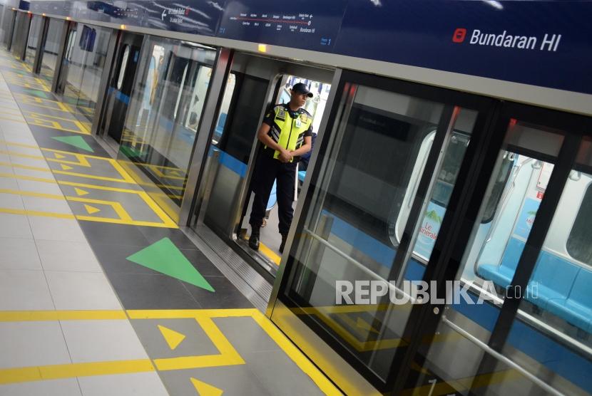 Petugas menunggu waktu keberangkatan kereta MRT di Stasiun MRT Bundaran HI, Jakarta, Senin (1/4).