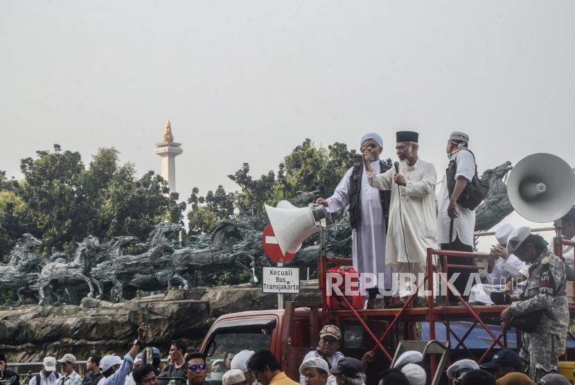 Aksi Aksi di Sekitar Gedung MK. Sejumlah peserta aksi kawal sidang sengketa pilpres 2019 melakukan unjuk rasa di kawasan jalan Merdeka Barat, Jakarta Pusat, Jum’at (14/6).