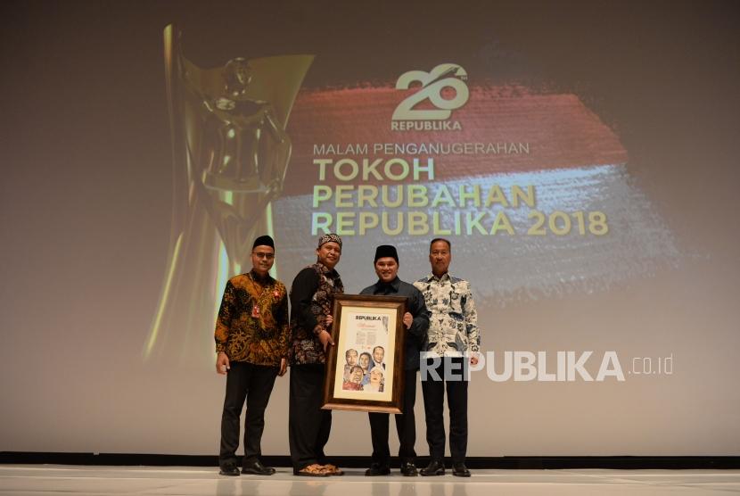 Takmir Masjid Jogokarian Yogyakarta Ustad Jazir ASP menerima Anugrah Tokoh Perubahan Republika yang diberikan oleh Mensos Agus Gumiwang di Jakarta, Rabu (24/4).