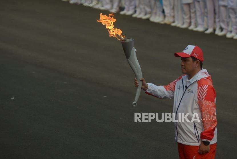 Ketua Inasgoc, Erick Thohir bersiap membawa obor Asian Games2018  dalam acara Torch Relay Asian Games 2018 di  Istana Merdeka, Jakarta, Jumat (17/8).