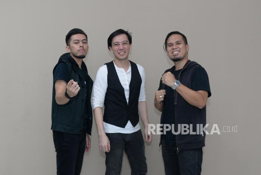 Grup Band Drive berfoto saat mengunujungi kantor Republika, Jakarta, Selasa (8/1).