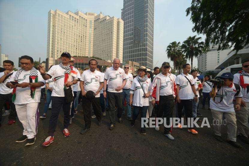 Menteri Luar Negeri (Menlu) RI Retno Marsudi(kedua kanan)  dan Menlu Palestina Riyad al-Maliki (tengah) Walk for Peace and Humanity  berada  di kawasan car free day (CFD) Jakarta, 
Ahad (14/10).