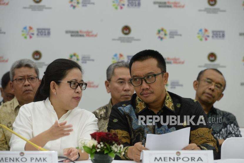 Venue Asian Para Games Siap Digunakan. Menko PMK PUan Maharani (tengah) bersama Menpora Imam Nahrawi (kanan) dan Ketua Inapgoc Raja Sapta Oktohari (kiri) saat menggelar konferensi pers kesiapan Asian Para Games 2018 di Jakarta, Kamis (4/10).