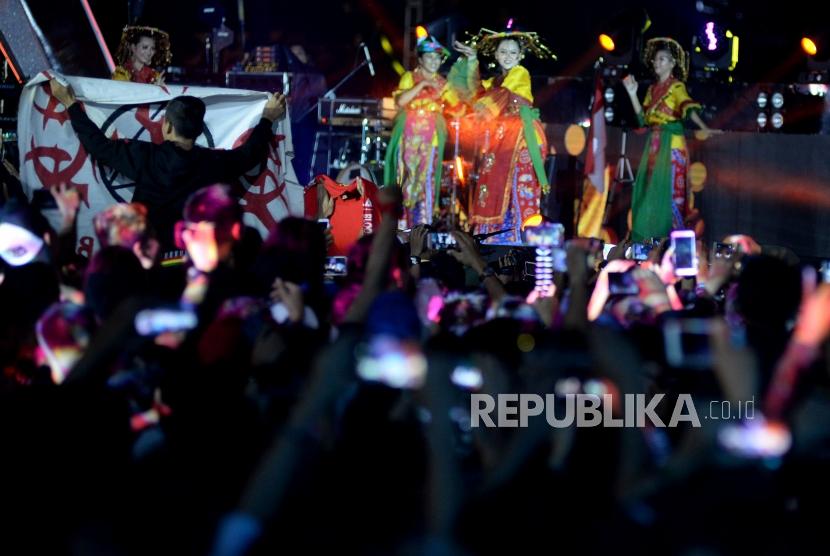Warga memadati Bundaran Hotel Indonesia saat malam puncak perayaan HUT Ke-492 DKI Jakarta, Sabtu (22/6).