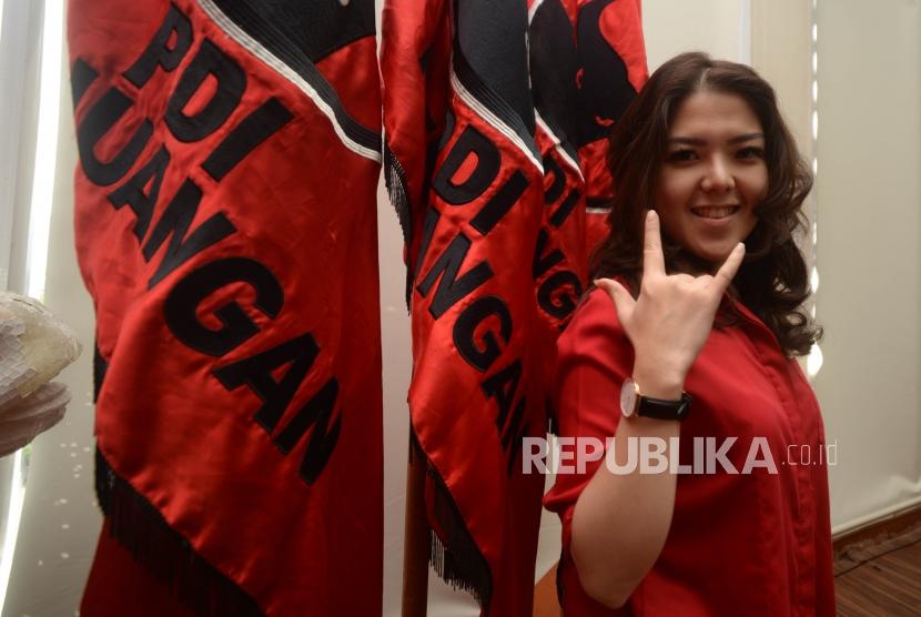 Calon Anggota DPRD Provinsi DKI Jakarta, Tina Toon melakukan sesi foto  bersama republika di DP PDIP, Jakarta, Selasa (23/10).