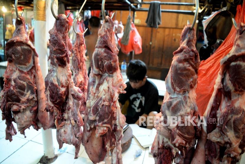 HET Daging Sapi Tidak Efektif. Pedagang memotong daging sapi di Pasar Senen, Jakarta, Jumat (26/1).