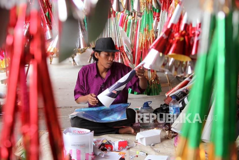 Pedagang menyelesaikan pembuatan terompet kertas (foto ilustrasi). Bupati Bogor Ade Yasin mengimbau warga tidak meniup terompet di malam tahun baru.