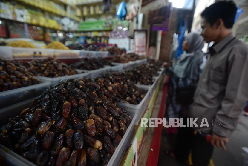 Calon pembeli melihat kurma yang dijual di kawasan Tanah Abang, Jakarta, Kamsi (7/3).