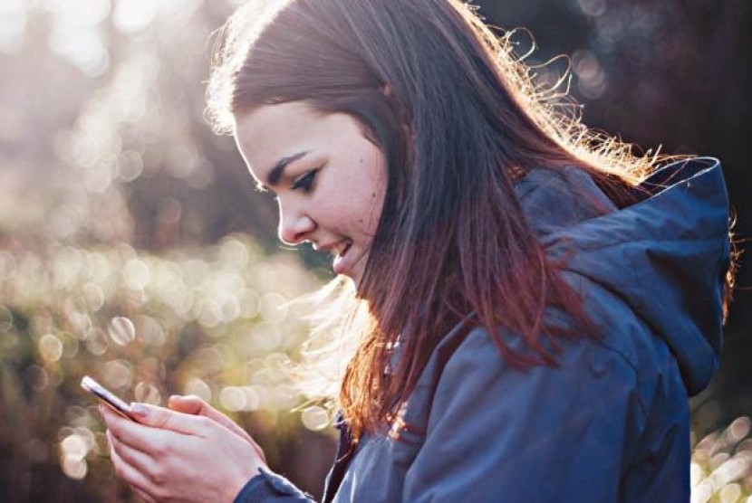 Apple dan Google Luncurkan Puluhan Emoji Baru. (FOTO: Unsplash/Luke Porter)